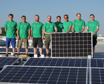 Team mit Solarmodulen